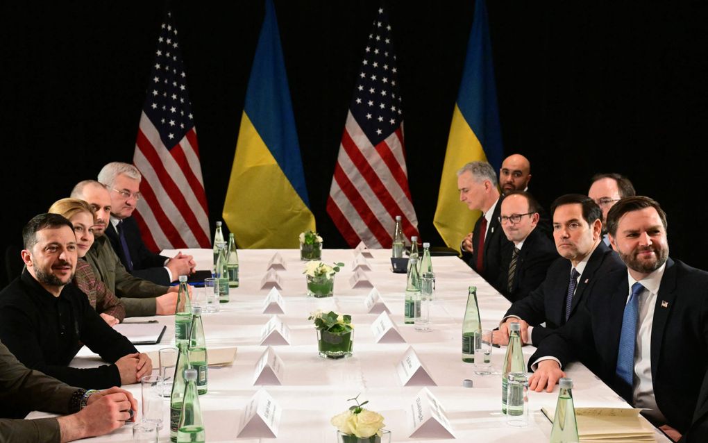 De Oekraïense president Volodymyr Zelensky (l.) ontmoet vrijdag in de marges van de Veiligheidsconferentie in München de Amerikaanse vicepresident J.D. Vance (r.) en minister van Buitenlandse Zaken Marco Rubio. beeld AFP, Tobias Schwarz