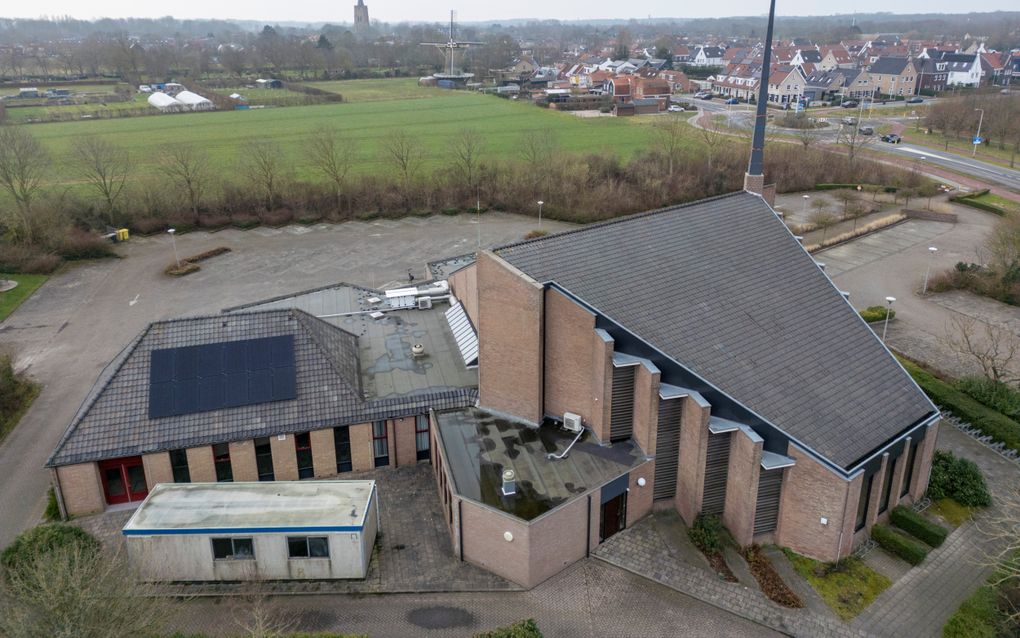 Kerk buiten het dorp. Midden vooraan de consistoriekamer, linksvoor de unit die in juni 2016 is geplaatst om extra ruimte te creëren. beeld Dirk-Jan Gjeltema