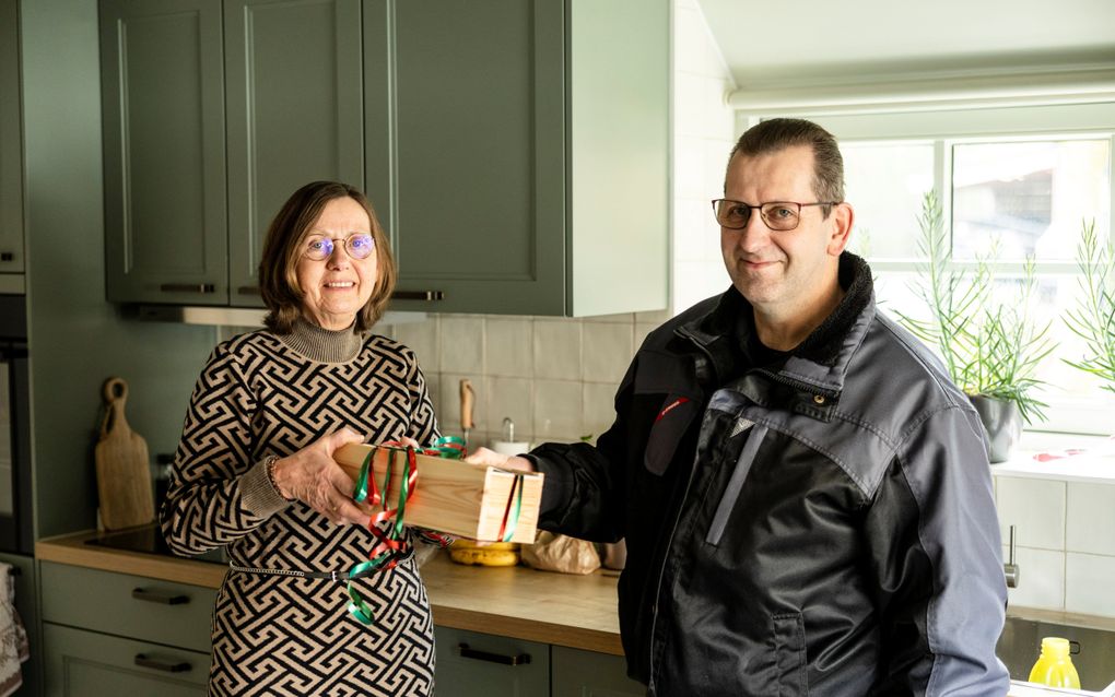 Eipie van Ramshorst geeft een notenpakket aan haar broer Gerard Bast omdat hij voor hun oude ouders zorgde. „Dankzij hem konden ze lang thuis wonen.” beeld André Dorst