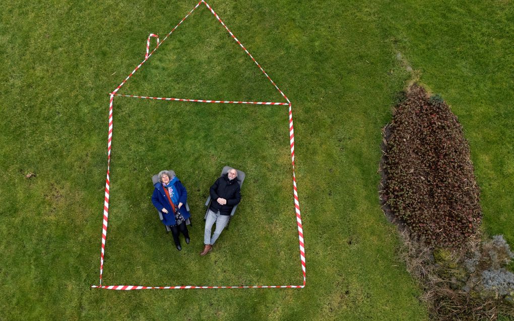 Joke en Rolf ten Hulsen in hun denkbeeldige toekomstige mantelzorgwoning in de tuin van hun huidige woning in het Noord-Hollandse Groenveld. beeld Olaf Kraak 