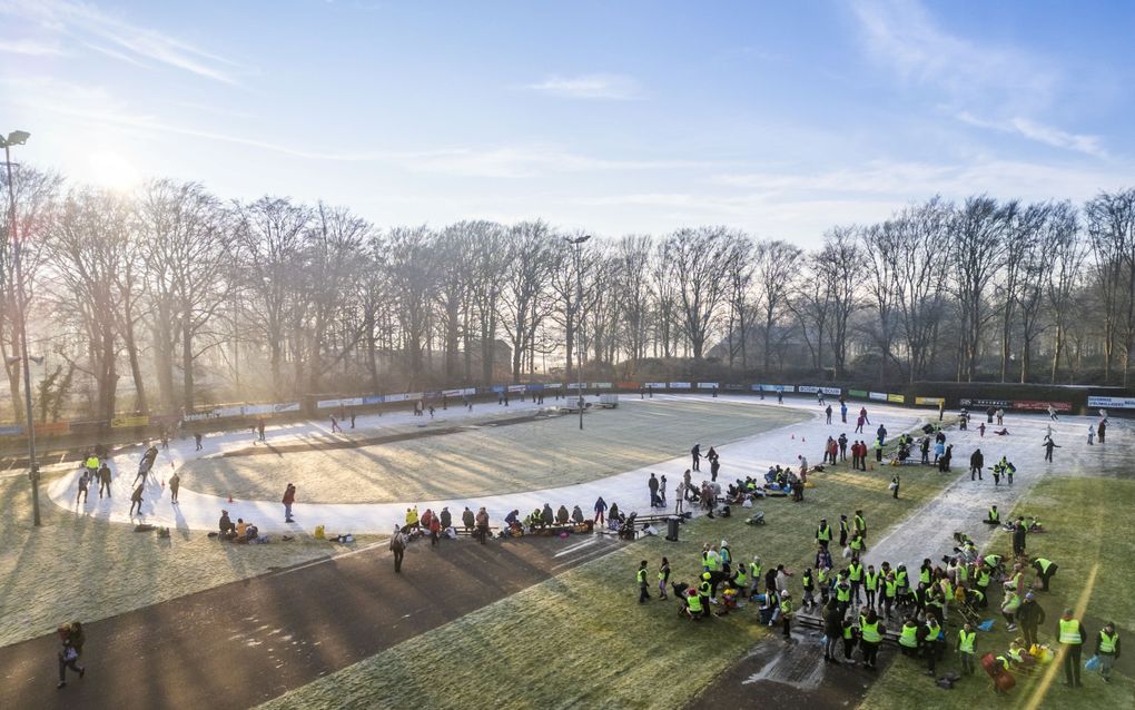 De ijsbaan in Doorn; door de nachtvorst kon er geschaatst worden. beeld ANP, Freek van den Bergh