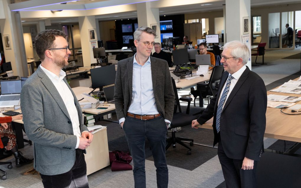 Hoofdredactieleden Gijsbert Bouw, Pieter Ariese  en Steef de Bruijn (v.l.n.r.) op de redactievloer van het Reformatorisch Dagblad. beeld RD, Anton Dommerholt