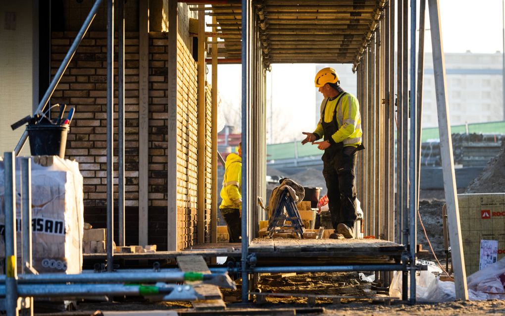 Bouwvakkers aan het werk bij een nieuwbouwproject in Vlaardingen. beeld ANP, Jeffrey Groeneweg