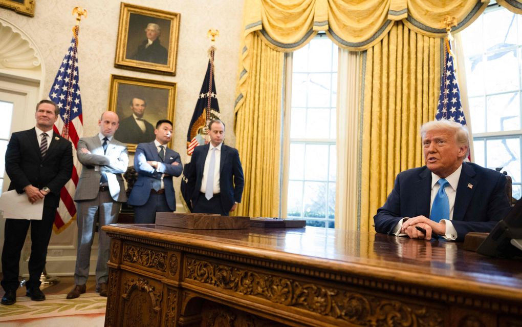 President Donald Trump spreekt met de pers in het Oval Office in het Witte Huis. beeld AFP, Andrew Caballero-Reynolds