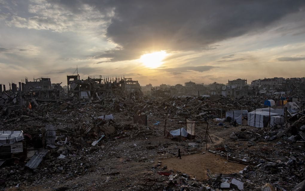 „Het lijden in Gaza en Israël is enorm. De bevolking verdient een toekomst waarin zij in vrijheid en veiligheid kan leven.” Foto: de zon schijnt door de wolken boven wat nog over is van het Jabaliavluchtelingenkamp. beeld EPA, Haitham Imad