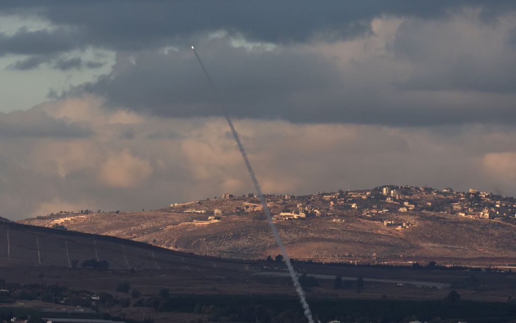 „Israël moet nu landelijk een gebedsmaand uitroepen en schreeuwen naar de hemel: „Here, we belijden dat we het meer zochten in onze macht, onze zelfverdediging, dan bij U.” Foto: Het Iron Dome-luchtafweersysteem onderschept raketten, afgeschoten uit Zuid-Libanon op 20 november 2024.  beeld EPA, Atef Safadi