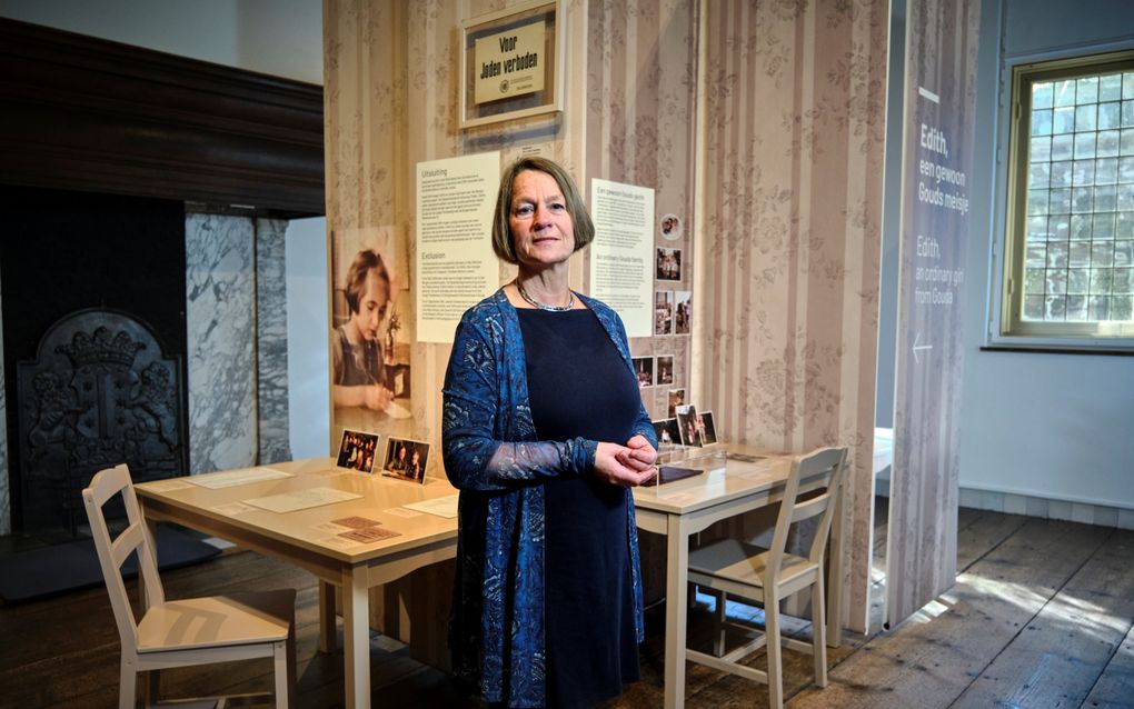 Lianne Biemond neemt een kijkje op de tentoonstelling over Edith Beek in Museum Gouda. Ze schreef zelf een boek over het Goudse meisje, dat omkwam in Auschwitz. beeld Fred Libochant Fotografie