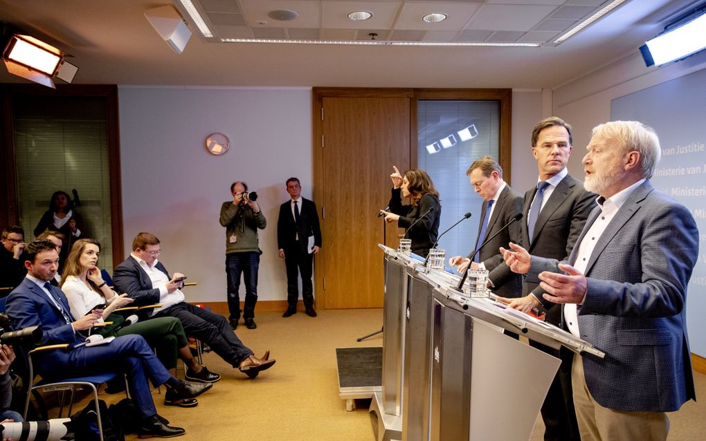 Minister Bruno Bruins (Medische Zorg), premier Mark Rutte en Jaap van Dissel van het RIVM (v.l.n.r.) tijdens de persconferentie op 12 maart 2020, een dag na biddag. beeld ANP, Sem van der Wal