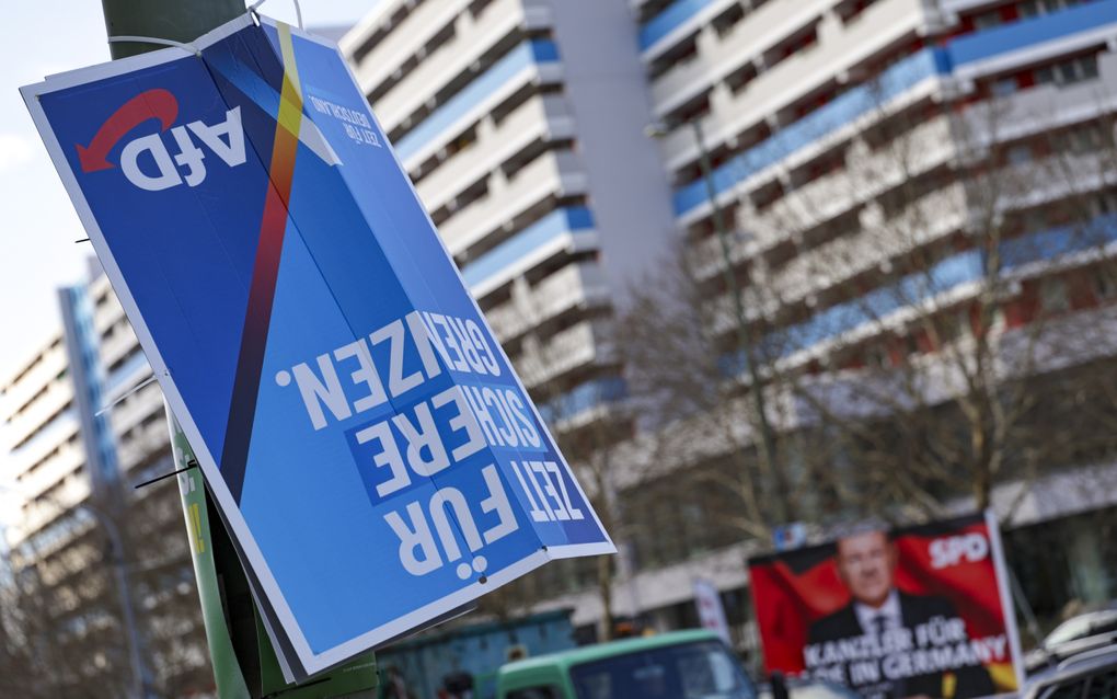 Een verkiezingscampagneposter van de AfD hangt ondersteboven in Berlijn. beeld EPA, Christopher Neundorf