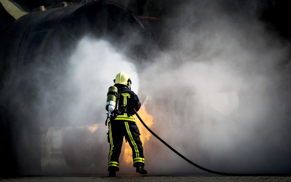 Een brandweeroefening op Schiphol. Blusschuim is een van de bronnen van PFAS. beeld ANP, Koen van Weel