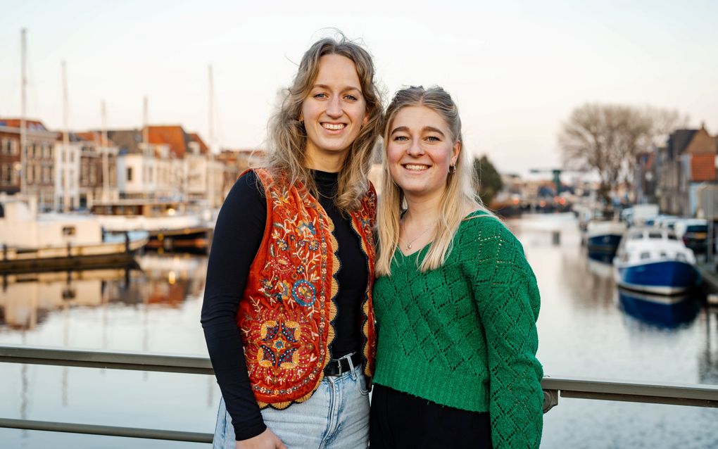 Hester (l.) en Willemijn organiseerden vorig jaar een dateavond voor studenten in Leiden. beeld Hanno de Vries