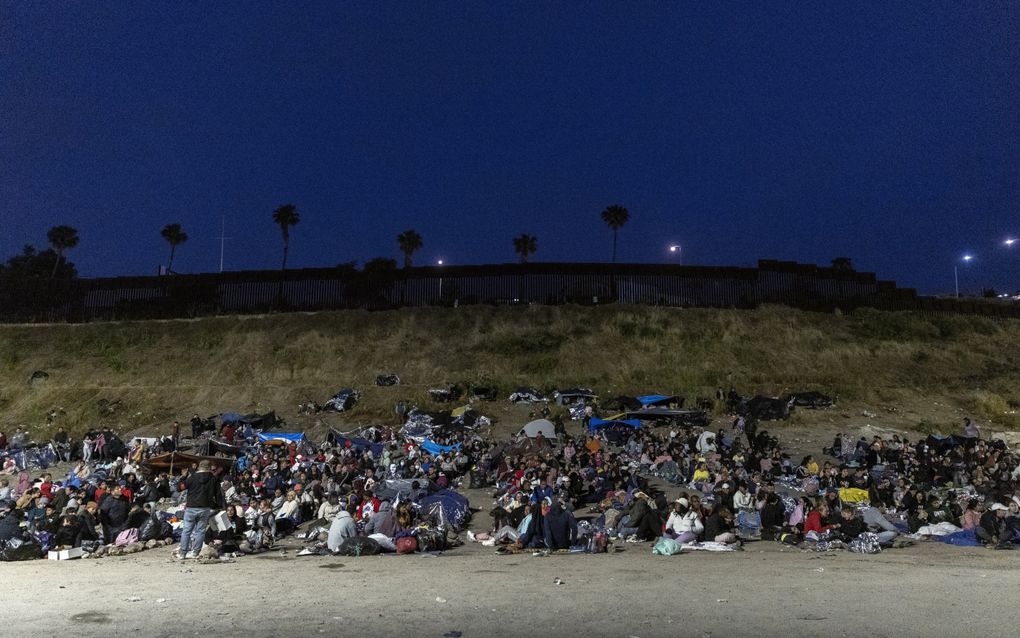 Gestrande migrantenfamilies in het niemandsland tussen de Verenigde Staten en Mexico, maart 2023. beel EPA, Etienne Laurent