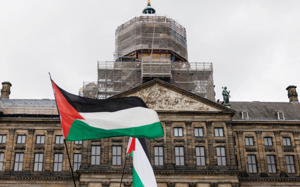 Palestijnse vlaggen voor het Koninklijk Paleis op de Dam in Amsterdam. beeld AFP,  Simon Wohlfahrt 