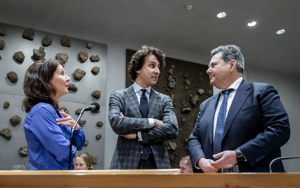 Esther Ouwehand (PvdD) en Jesse Klaver (GroenLinks-PvdA) praten met Chris Jansen, staatssecretaris Openbaar Vervoer en Milieu, voorafgaand aan een debat in de Tweede Kamer over de initiatiefwet van GroenLinks-PvdA en de Partij voor de Dieren om een algeheel vuurwerkverbod te regelen. ANP Remko de Waal