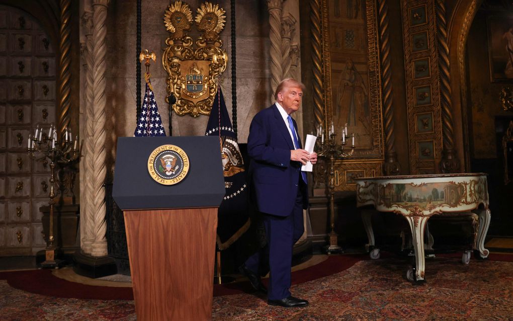 De Amerikaanse president Donald Trump in zijn Mar-a-Lago resort, na het houden van een persconferentie en het ondertekenen van een decreet over het uitbreiden van de toegang tot ivf. beeld AFP, Joe Raedle