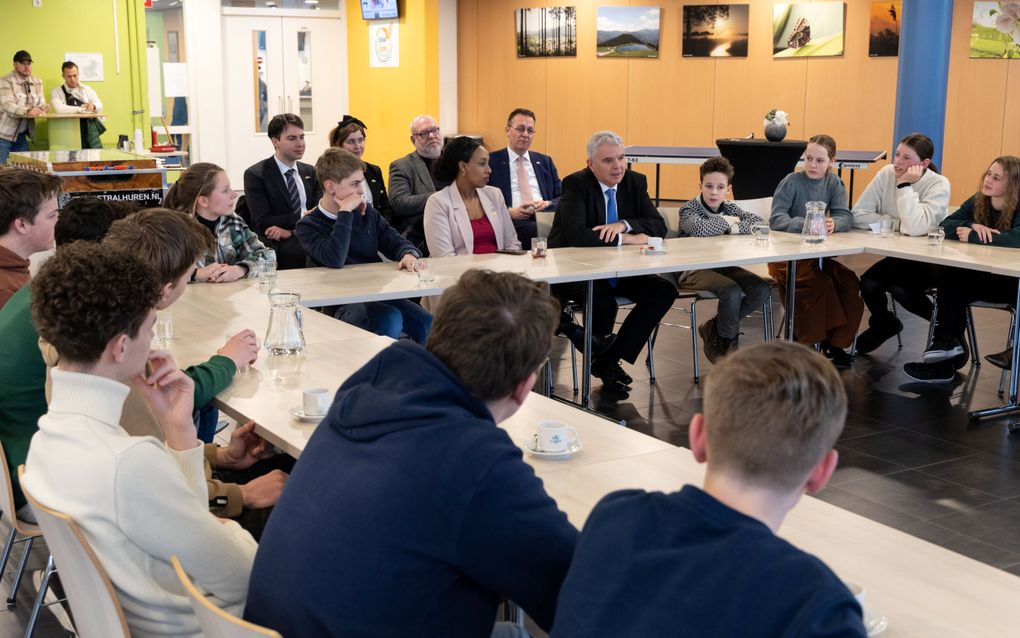 Ambassadeur Modi Ephraim spreekt met scholieren van het Van Lodenstein College in Kesteren. beeld RD, Anton Dommerholt