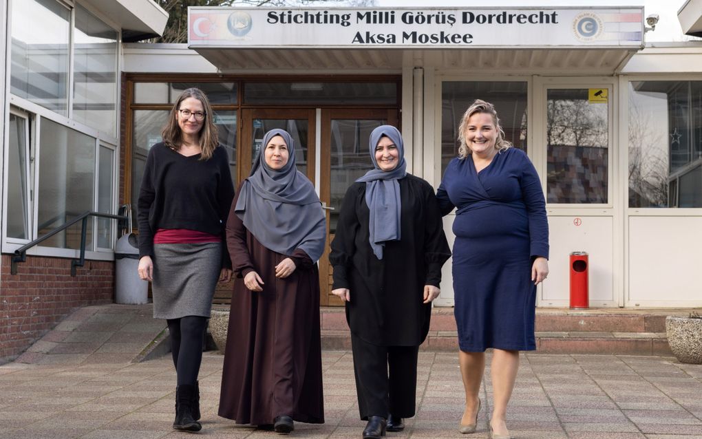 Vrijwilligersorganisatie HipHelpt Dordt heeft vijftien nieuwe vrijwilligers, vrouwen van de Aksamoskee in Dordrecht. V.l.n.r. Elly van Wenum, Leyla Akpinar, Satı Yurtkap en Jennifer van Dongen. beeld Dirk Hol