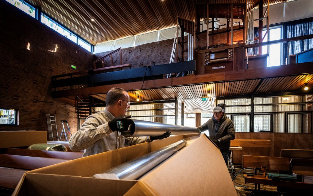 Ko Neels (l.) en René Strohmeijer van J.L. van den Heuvel Orgelbouw leggen frontpijpen van het Van Leeuwenorgel van de Pniëlkerk in Almelo in kartonnen dozen. De pijpen worden later weer uitgepakt op de Portugese Azoren. beeld Vincent Jannink