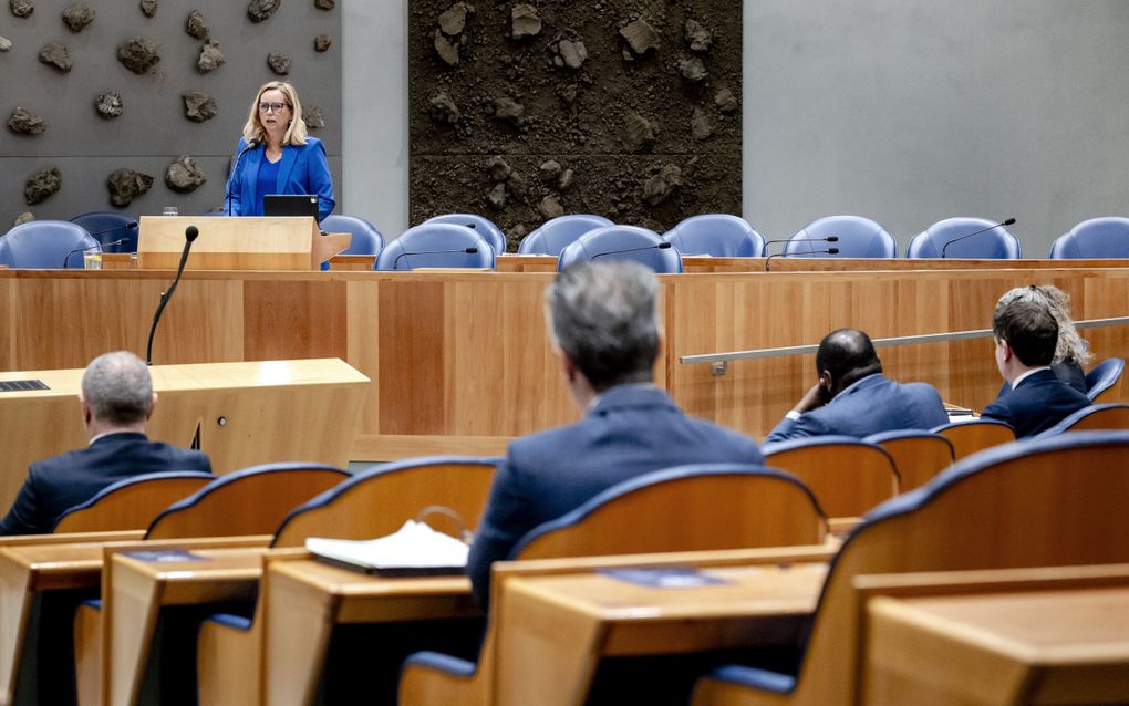 Minister Reinette Klever (Buitenlandse Handel en Ontwikkelingshulp) tijdens een debat in de Tweede Kamer. Op de rug te zien zijn (v.l.n.r.) de Kamerleden Isa Kahraman (NSC), Chris Stoffer (SGP), Mpanzu Bamenga (D66), Jan Paternotte (D66) en Daniëlle Hirsch (GroenLinks-PvdA). beeld ANP, Remko de Waal. 