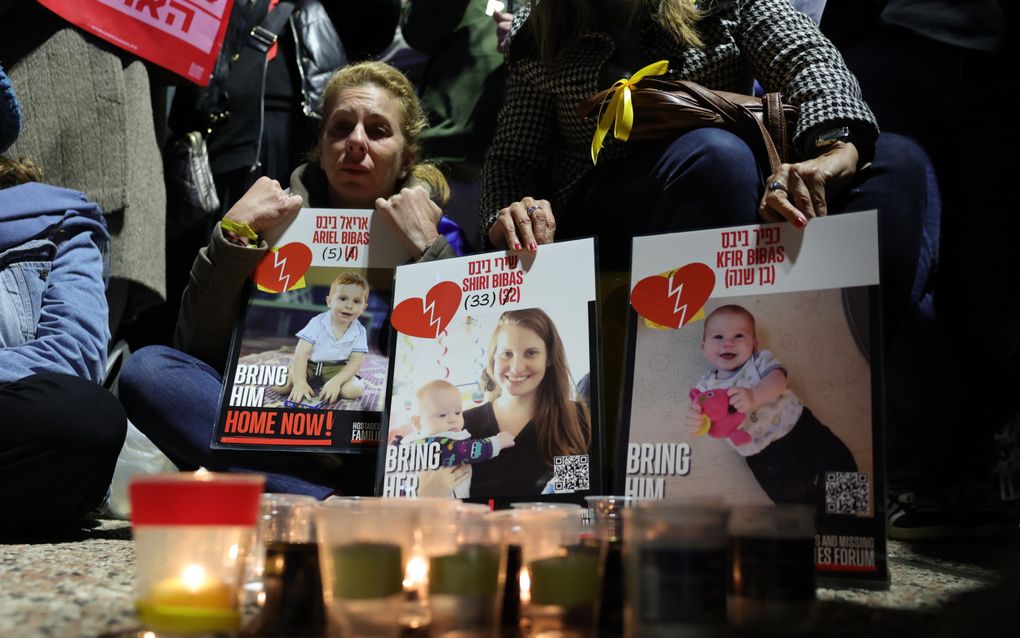 Posters van Shiri Bibas en haar kinderen Kfir en Ariel Bibas. beeld EPA, Abir Sultan 