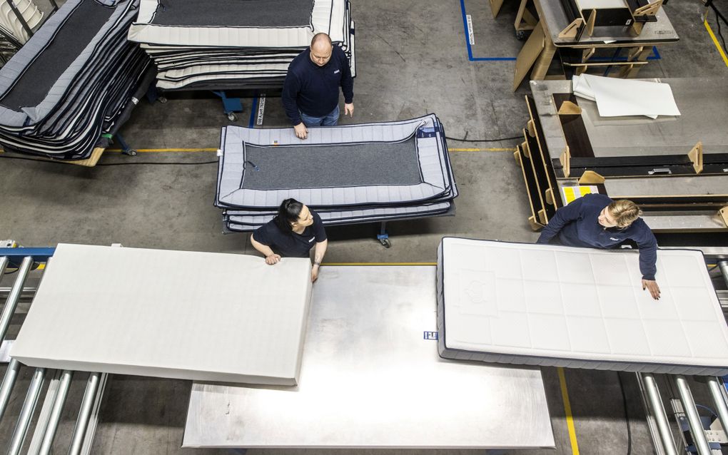 Beddenfabrikant Auping maakt in de fabriek in Deventer uitsluitend matrassen waarvan de materialen meerdere keren opnieuw kunnen worden gebruikt voor nieuwe matrassen. beeld ANP, Vincent Jannink