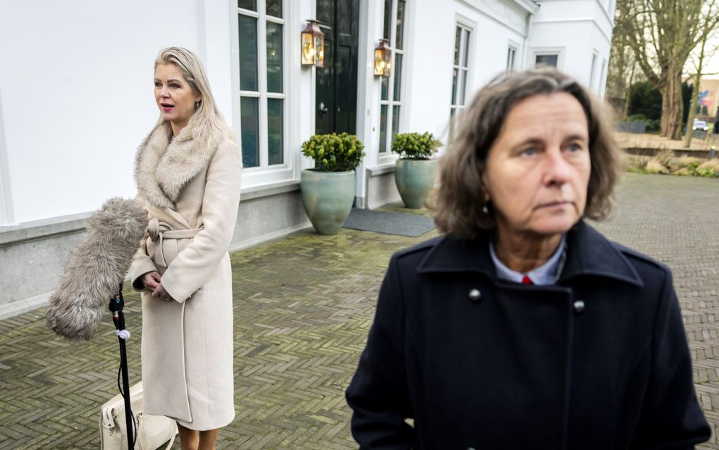 Landbouwminister Femke Wiersma heeft momenteel van alle kabinetsleden de meeste Kamervragen openstaan die al beantwoord hadden moeten zijn. Vorige week was dat nog asielminister Marjolein Faber (r.), maar zij maakte een inhaalslagje. beeld ANP, Remko de Waal