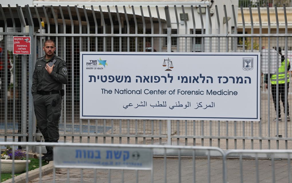 In dit instituut in Tel Aviv zijn de lichamen van de vier mensen die donderdag door Hamas werden overgedragen aan Israël geïdentificeerd. beeld EPA.