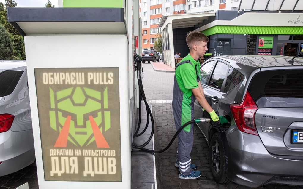 Bij iedere liter benzine waarmee een klant zijn auto volgooit bij een Okko-benzinestation, gaat een hryvnia (0,022 euro) naar de Oekraïense krijgsmacht. beeld Kostyantyn Chernichlkin