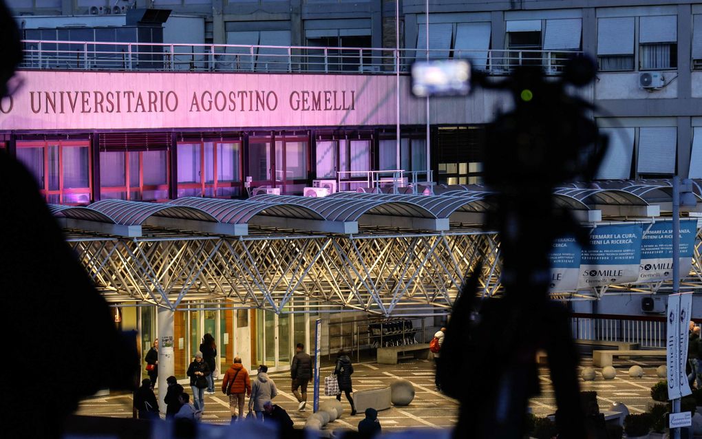 De 88-jarige paus Franciscus werd 14 februari opgenomen in het Gemelli-ziekenhuis in Rome als gevolg van klachten van bronchitis, maar hij wordt inmiddels behandeld voor een dubbele longontsteking. beeld EPA, Giuseppe Lami