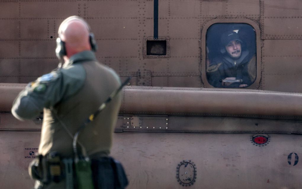 Eliya Cohen, die 505 dagen gevangen zat, in een Israelische helikopter op weg naar het ziekenhuis. Zaterdag werden vier Israeliers vrijgelaten. beeld AFP, AHMAD GHARABLI