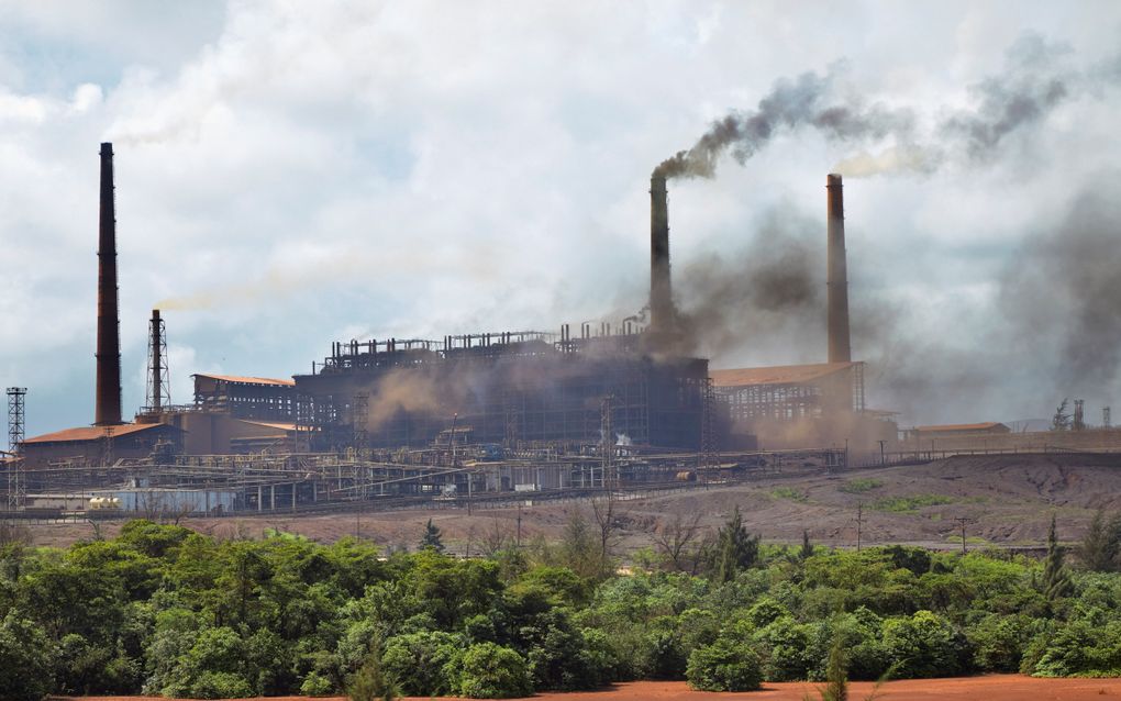 Langs de weg naar de Oost- Cubaanse stad Baracoa duikt een nikkelfabriek op die zich in de verte al had aangekondigd met donkere rookpluimen. beeld Jaco Klamer