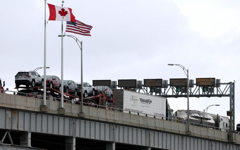 Canadese vrachtwagens passeren de grens met de Verenigde Staten in de buurt van de beroemde Niagarawatervallen. beeld AFP, Joe Raedle