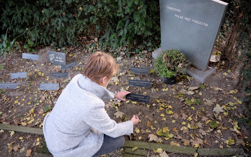 Herdenkingstekens ter nagedachtenis aan mensen die in eenzaamheid zijn gestorven. De plaatjes en de zerk zijn te vinden op de Amsterdamse begraafplaats Sint Barbara. beeld Sjaak Verboom 