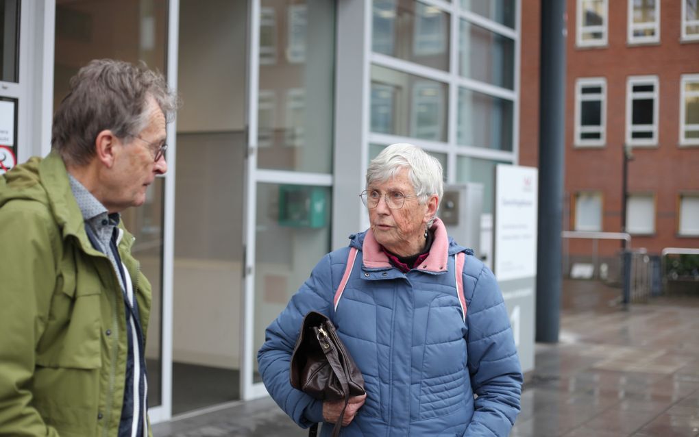 Harriët Tom (r.) na de uitspraak voor het gerechtsgebouw in Utrecht. beeld Koos van Noppen