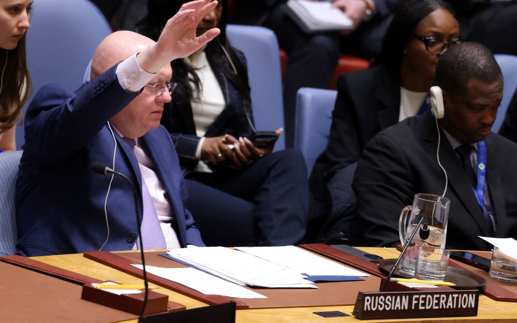 Vasily Nebenzya, VN-ambassadeur voor Rusland, stemt mee met de Amerikaanse resolutie. beeld AFP, Charly Triballeau