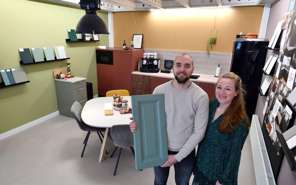 Michael en Kelly Neskens in de showroom van Keukens-spuiten.nl, waar klanten voorbeelden kunnen bekijken. beeld Erald van der  Aa