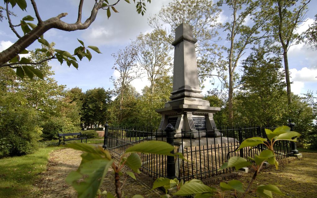 Het Menno Simonsmonument in Witmarsum. In het Friese dorp komt ook een ontmoetingscentrum over de geschiedenis van Menno Simons en de doopsgezinden. beeld Frans Andringa

