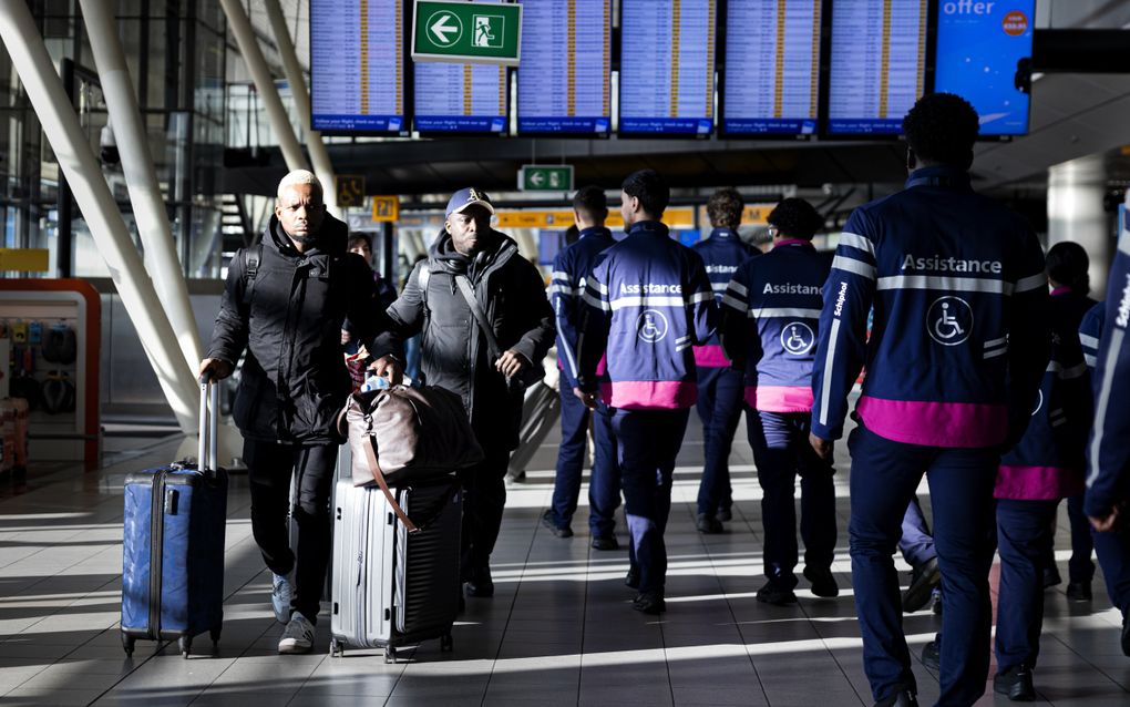 2025-02-14 10:44:36 SCHIPHOL - Reizigers in de vertrekhal van luchthaven Schiphol op de dag van de presentatie van de jaarcijfers van luchthavenuitbater Royal Schiphol Group. ANP RAMON VAN FLYMEN