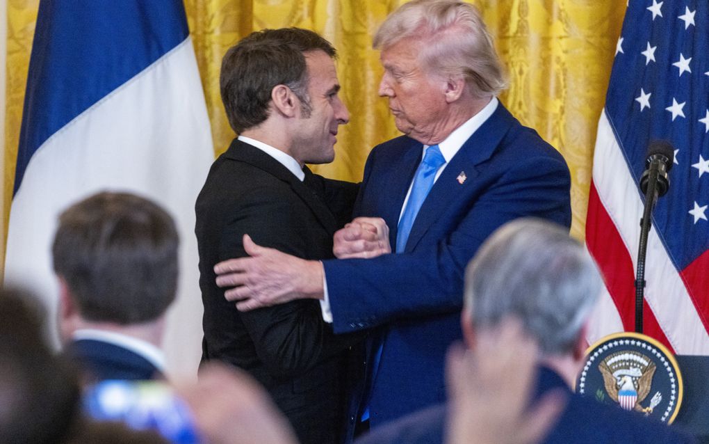 De Amerikaanse president Donald Trump en de Franse president Emmanuel Macron omhelzen elkaar aan het einde van een gezamenlijke persconferentie. beeld EPA, Shawn Thew