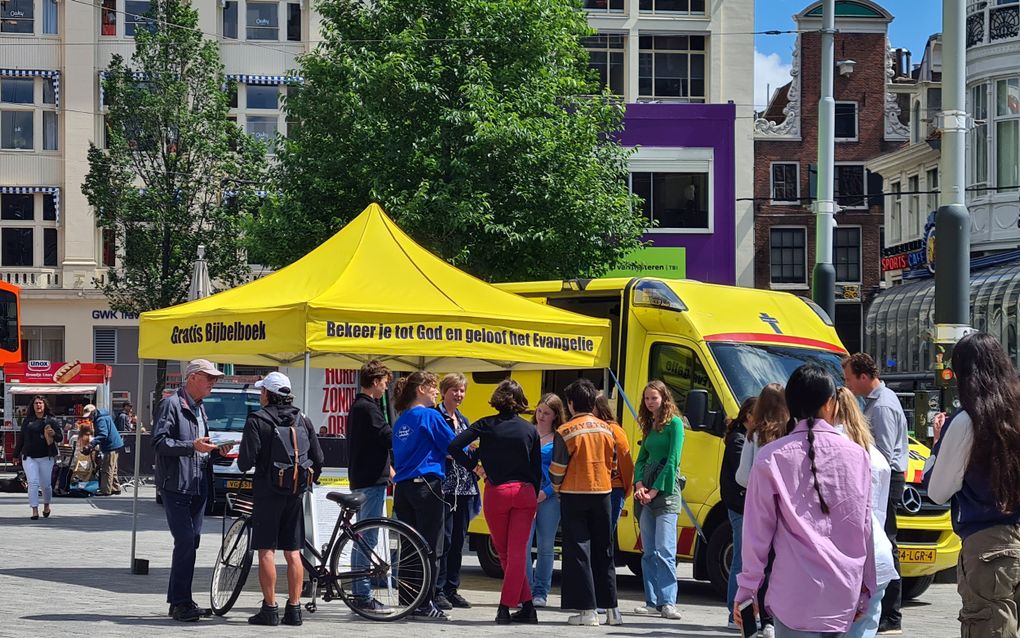 „In gehoorzaamheid aan onze Heere Jezus Christus konden wij ons in coronatijd niet aan de opdracht onttrekken om het Evangelie op de pleinen te blijven verkondigen.” beeld Stichting Evangelisatie Sjofar