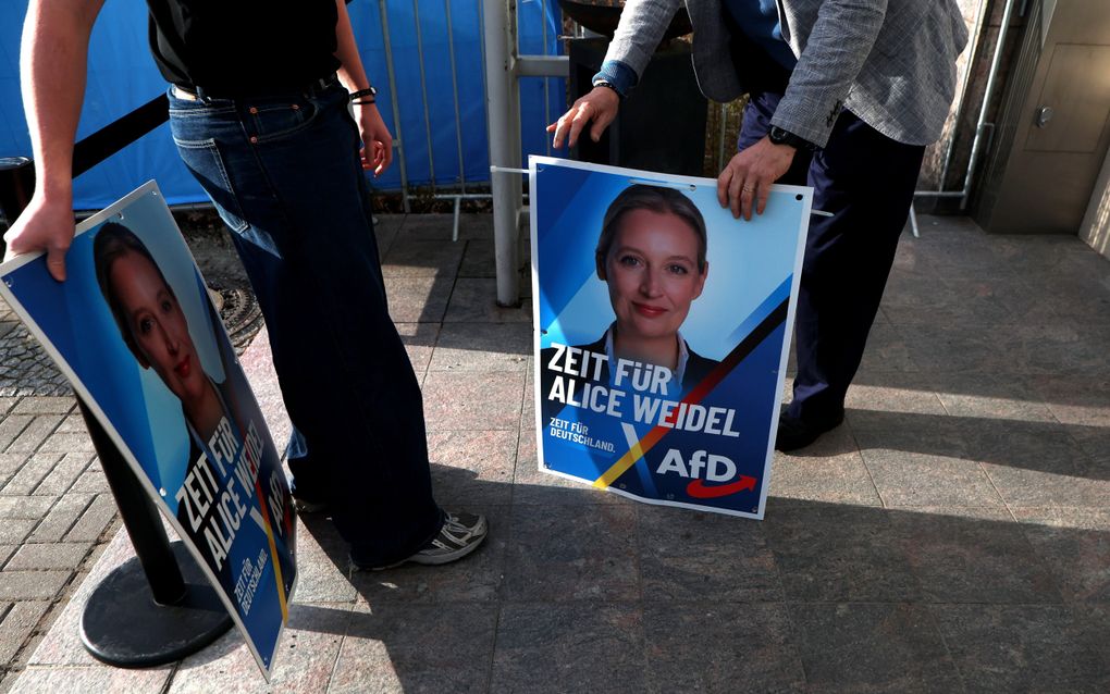 Campagneleiders plaatsen in Berlijn verkiezingsposters van de AfD. beeld EPA, Filip Singer 