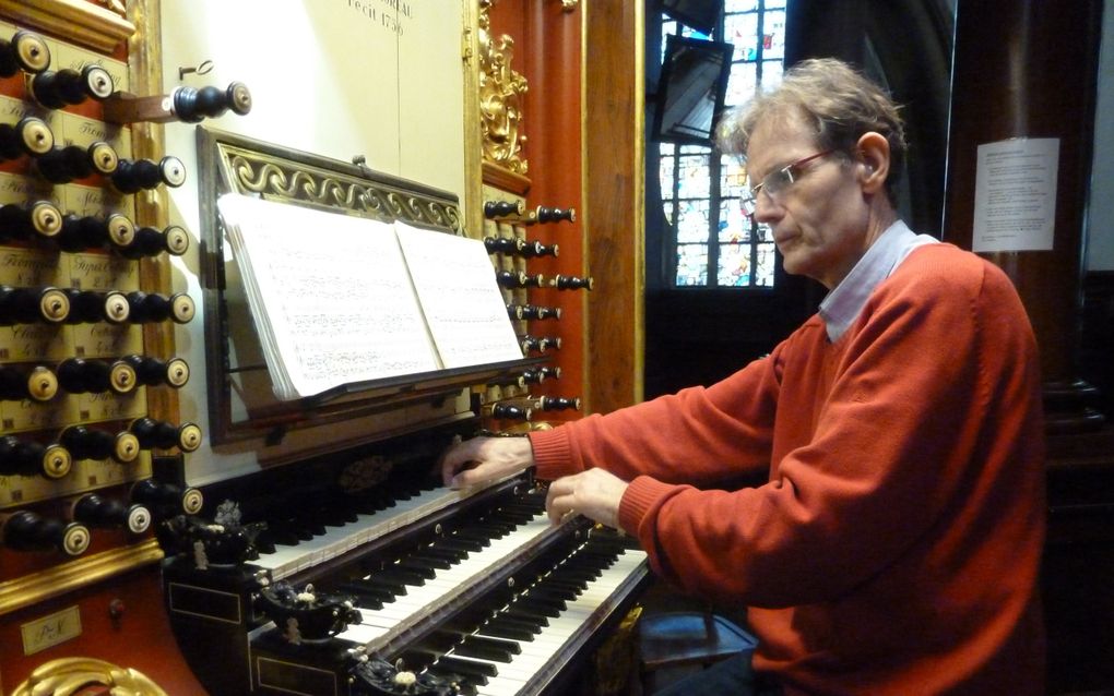 Christiaan Ingelse achter de klavieren van het Moreauorgel in de Sint-Janskerk in Gouda. beeld Christiaan Ingelse