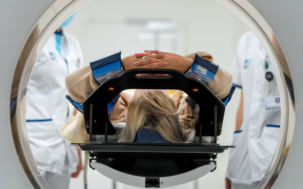 Als de uitgaven voor innovatieve kankerbehandelingen blijven groeien, dreigt dit andere zorg te verdringen. Foto: Scan op de afdeling oncologie van het Haaglanden Medisch Centrum Antoniushove. beeld ANP, Marco de Swart