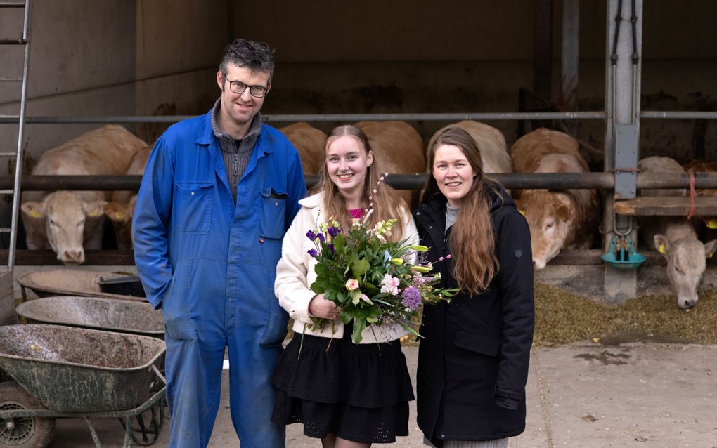 Rinske de Boef (m.) krijgt een bloemetje van haar ouders, Kees en Rosalie. „Ze neemt haar verantwoordelijkheid. Dat vind ik knap van haar.” beeld Dirk Hol