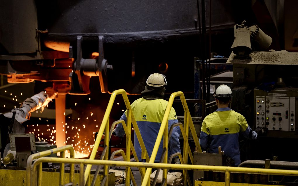 Werknemers in het complex van staalproducent Tata Steel in Velsen. De Europese Commissie vindt het belangrijk dat Europa dergelijke essentiële industrieën behoudt. beeld ANP, Robin van Lonkhuijsen