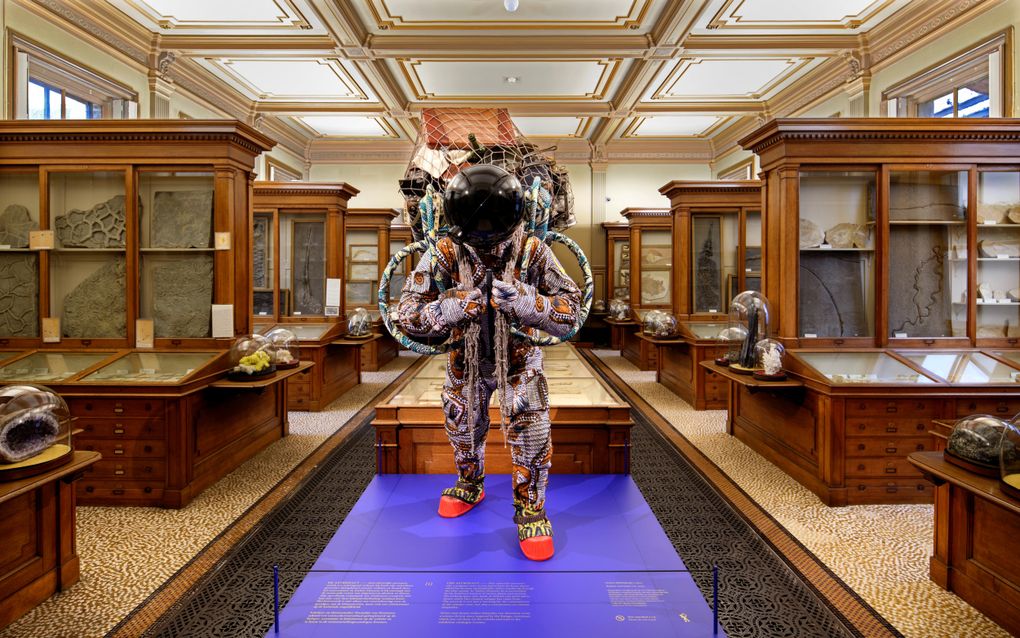 De Refugee Astronaut, een kunstwerk van de Nigeriaan Yinka Shonibare (1962) is de blikvanger van de Tweede Fossielenzaal. Het beeldt uit dat de mensheid op de vlucht voor klimaatverandering op zoek is naar een leefbare plek. beeld Collectie Thoma Foundation, Mike Bink