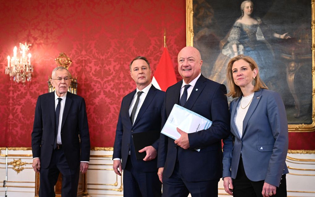 De Oostenrijkse president Alexander van der Bellen  (l.) ontvangt de leider van de sociaaldemocratische SPÖ Andreas Babler, de leider van de conservatieve ÖVP Christian Stocker en de leider van de liberale NEOS-partij Beate Meinl-Reisinger op de kanselarij van de president in Wenen. beeld AFP, Max Slovencik  