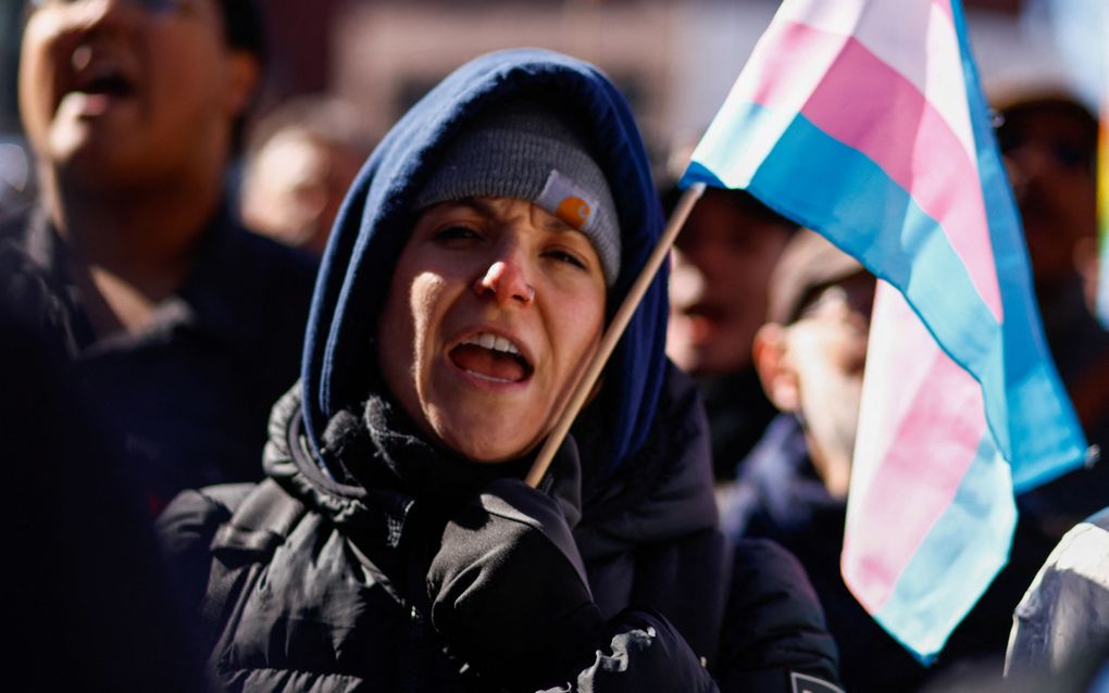 Mensen protesteren in New York omdat het woord ”transgender” weggehaald was op de website van een Nationaal Park. beeld AFP, Kena Betancur 