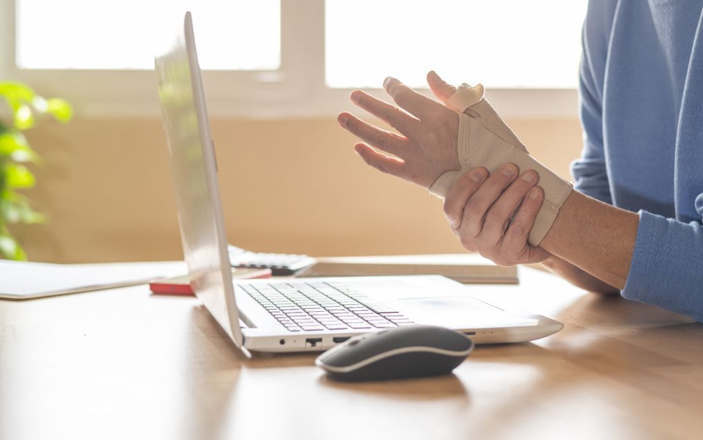 Van de dokter moest de linkerarm van Dominique de Kort (31) in het gips. Toen begon zijn rechterpols ook zeer te doen. beeld iStock