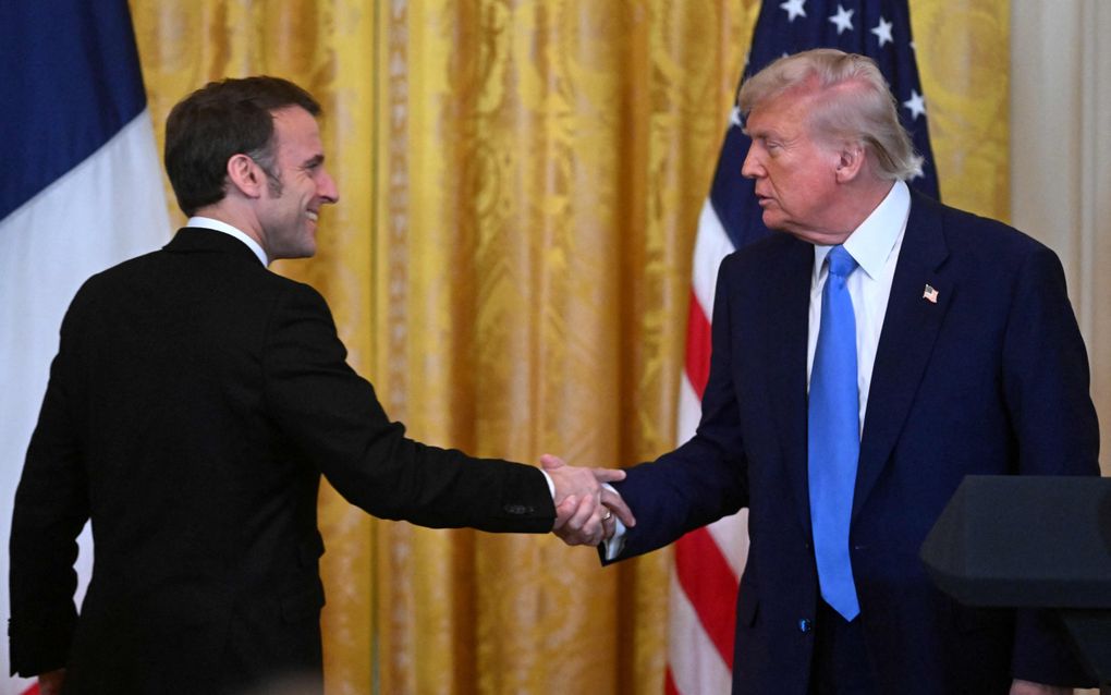 De Amerikaanse president Donald Trump (r.) en de Franse president Emmanuel Macron schudden elkaar deze week de hand op het Witte Huis in Washington. beeld AFP, Roberto Schmidt 